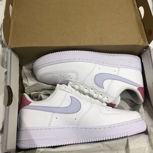 NEW NIKE WMENS AIR FORCE 1’07